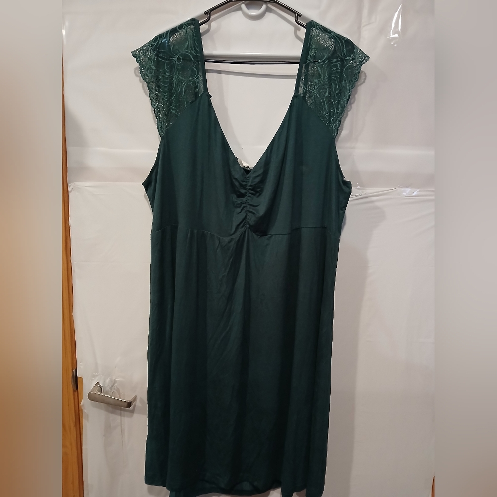 Emerald Lace-Trimmed Chemise